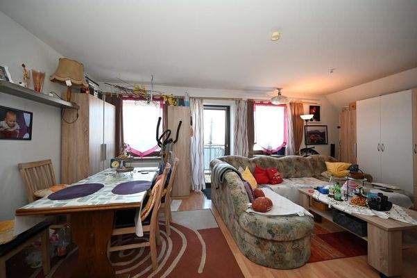 Heller Wohn-und Essbereich