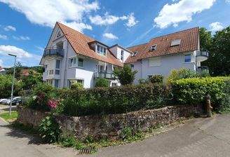 Straßenansicht mit Garten