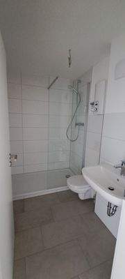 Bad mit Dusche und WC.jpg