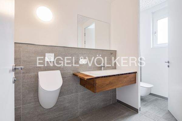 Zweites Gäste-WC und weitere Sanitäranlagen im Gewerbeteil im Erdgeschoss