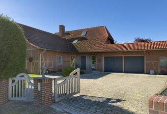Hofeinfahrt und Haus