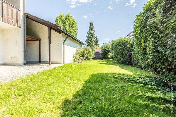 Eingewachsener Gartenbereich