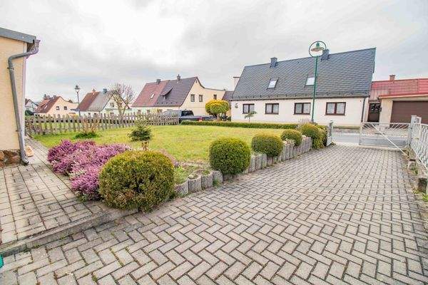 großzügiger Vorgarten