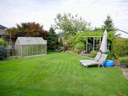 Garten mit Gewächshaus 