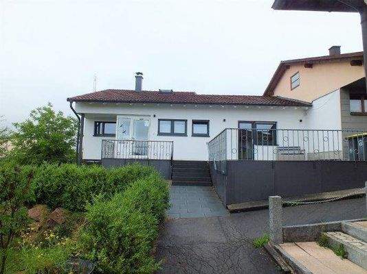 Vorderansicht mit Nordterrasse