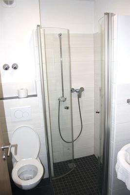Kegelbahn                       Duschbad im Zimmer