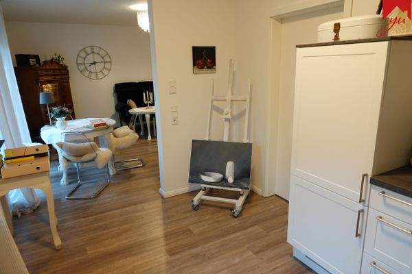 Küche mit Blick ins Wohnzimmer