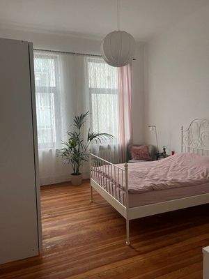 Schlafzimmer (OG r.)