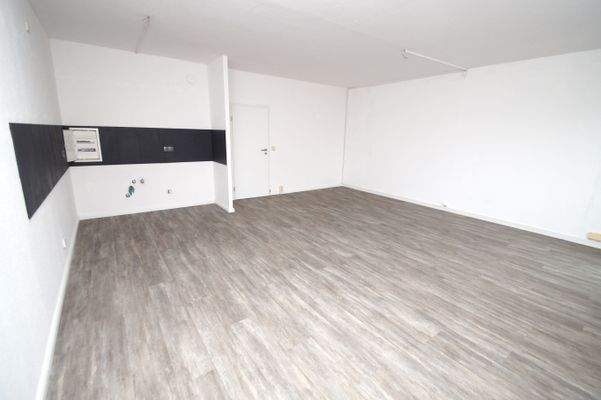 Wohnzimmer mit offener Küche