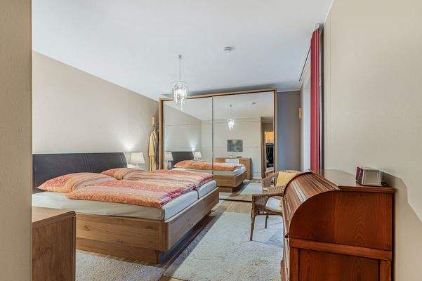 Großzügiges Schlafzimmer