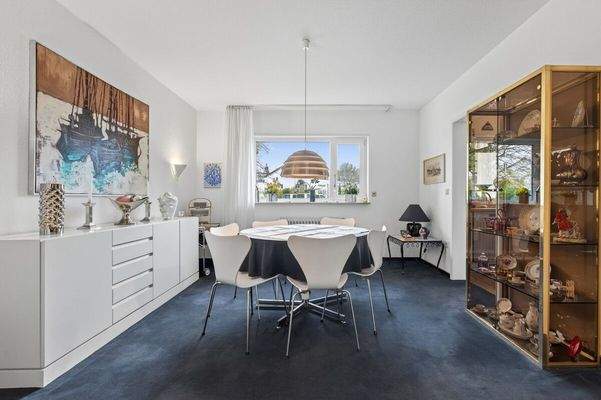 Offener Essbereich, gesehen vom Wohnzimmer