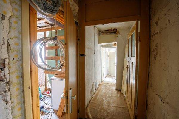 20 - Flur Seitenflügel.jpg