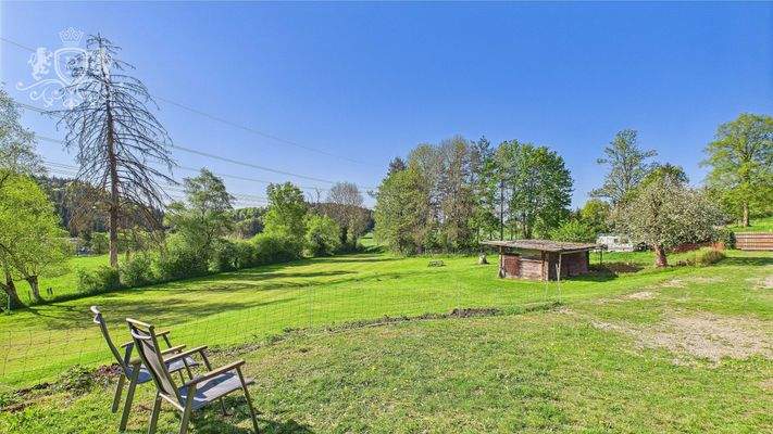 Weitläufige Außenanlage