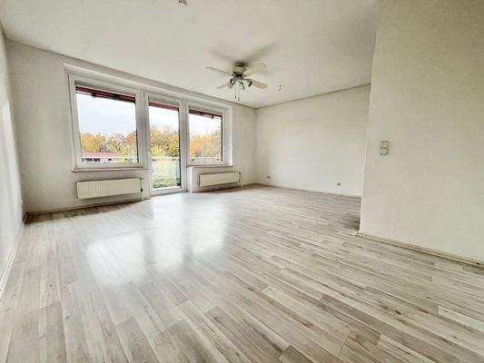 großes Schlafzimmer im OG mit Balkon