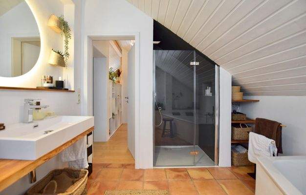 Bad mit ebenerdiger Dusche und Whirlpool-Wanne