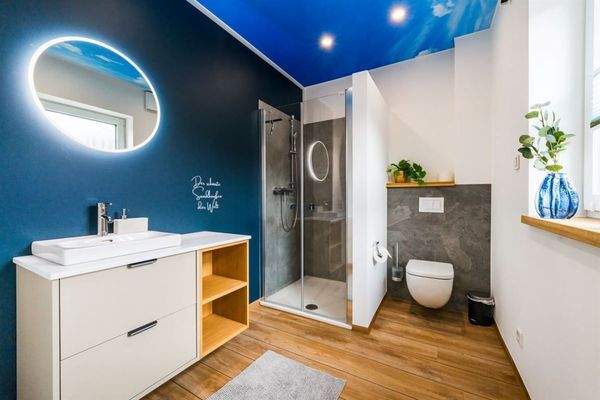 Badezimmer mit Dusche 