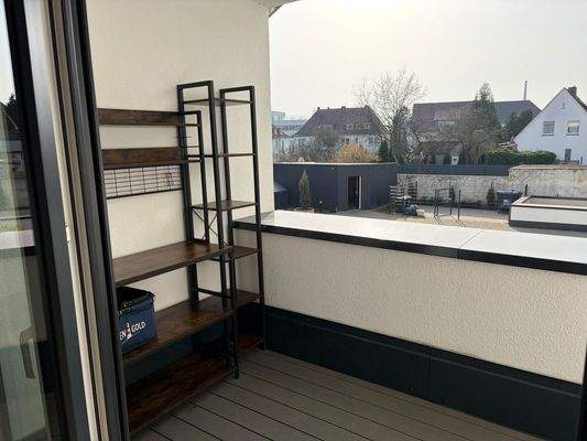 Moderner Balkon mit Regal