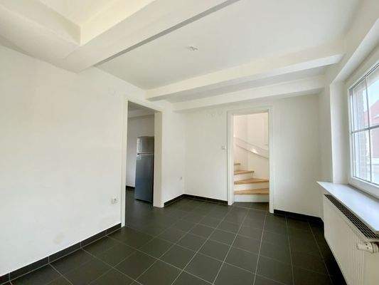 Esszimmer mit Zugang zur Küche und Treppe im DG