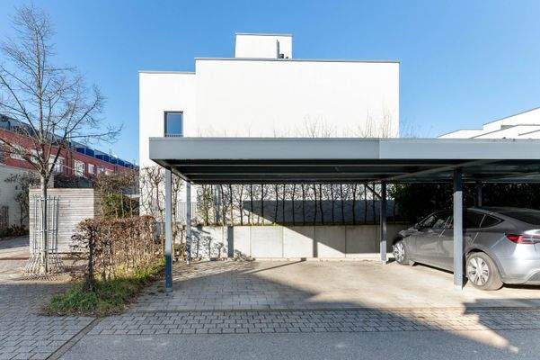 Überdachter Carport mit Stromanschluss