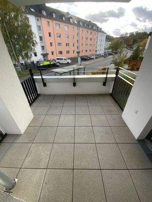 Balkon mit grauen Bodenfliesen mit Blick auf die Nachbargebäude.JPG