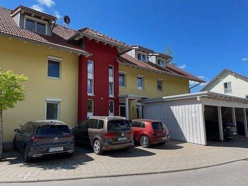 Hausfront mit Carports