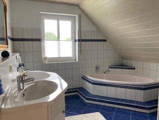 Bad im OG mit Eckwanne