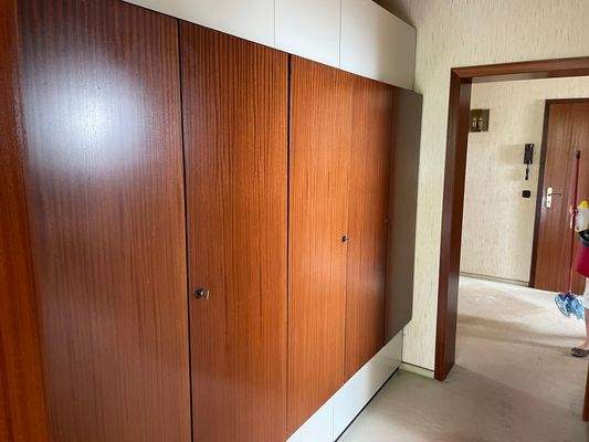 Einbauschrank vor dem Badezimmer 