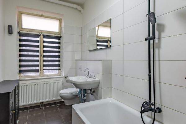 Bad mit hellen Fliesen und klassischer Ausstattung | Wohnung im 2. Obergeschoss