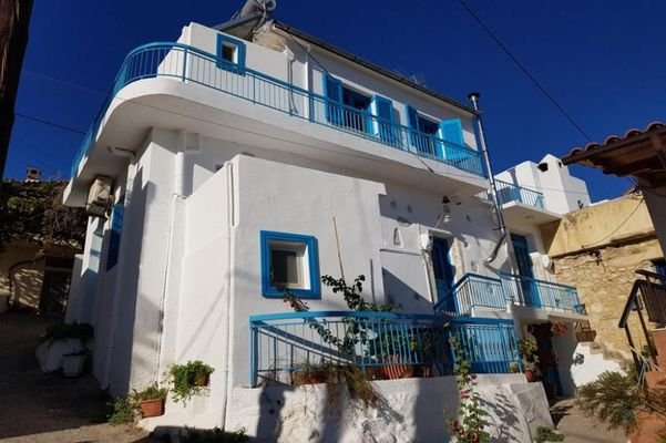 Kreta, Kritsa: Haus mit Gästehaus und Garten im Zentrum zu verkaufen