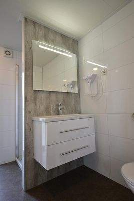 ferienhaus-kaufen-herkingen-ensuite-badezimmer-dusche-2025.webp008