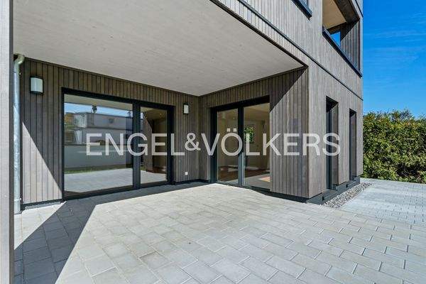 Sonnige, überdachte Südterrasse mit 210m² Gartenanteil