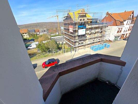 Kleiner Balkon zur Hausvorderseite der Wohnung 2. OG