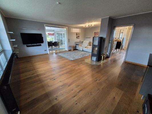 Wohnzimmer mit Blick in den Wintergarten