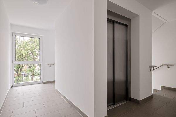 Treppenhaus mit Aufzug