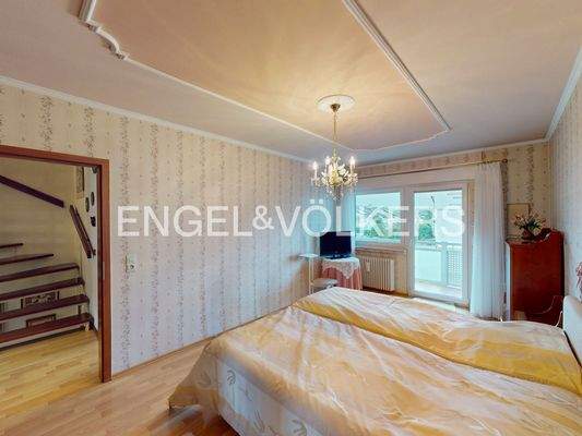 Geräumiges Schlafzimmer mit Ausgang zum Balkon