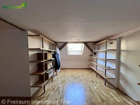 Ankleide/ Einbauregale OG