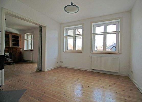 Wohnzimmer mit offenem Durchganz zum Esszimmer