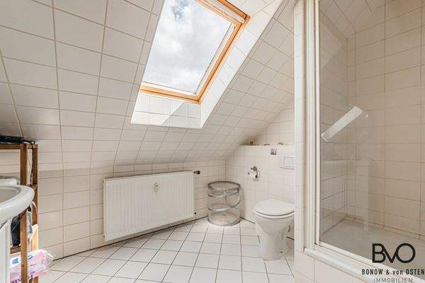 Helles Bad mit Dusche und Dachfenster