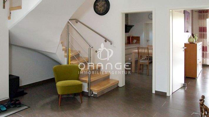 Diele mit Treppe ins Obergeschoß | Zugang Küche und Wohnzimmer