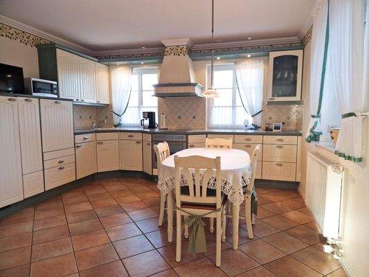 Helle Küche im Landhausstil mit hochwertigen Geräten!