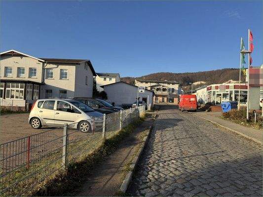 Blick von Südost - Parkplatz des Nachbargrundstücks