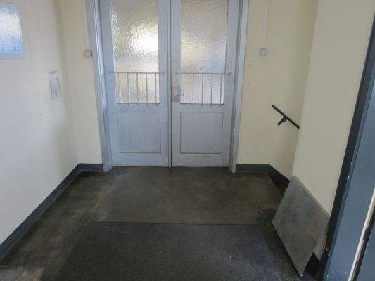Flügeltür zu Halle 1 Treppe Ausgang Parkplätze 