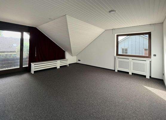 ausgestattet mit Teppichboden