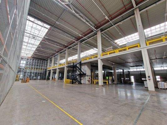 Halle mit Blick auf Zwischenebene