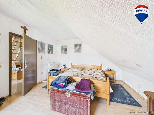 RE/MAX Immobilien DeLux Einfamilienhaus Niederlosheim Schlafzimmer