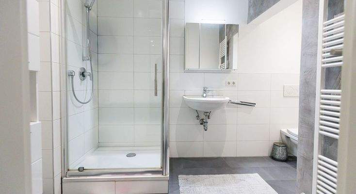 modernes Duschbad mit Abluft