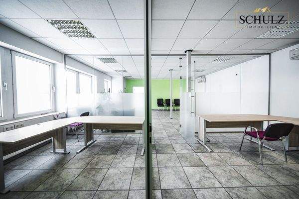 Teamarbeitsfläche mit professioneller Organisation und angenehmem Raumklima