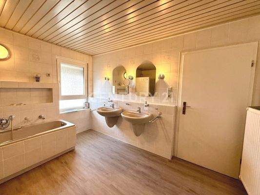 Tageslichtbad mit Doppelwaschbecken und