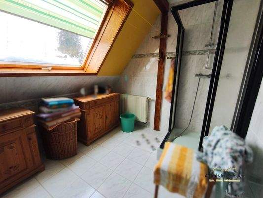 OG-Badezimmer mit Dusche