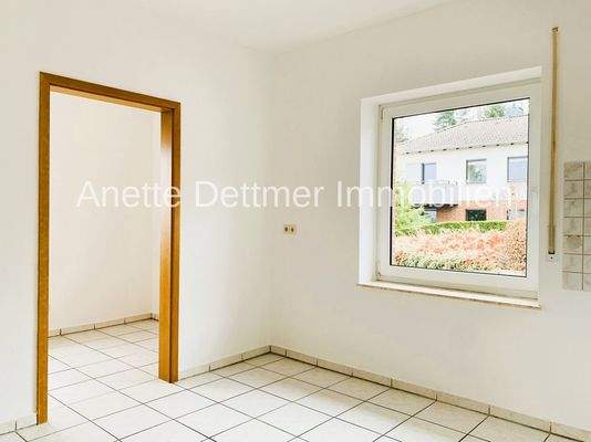 Küche mit Zugang zu einem Haus-Wirtschafts-Raum